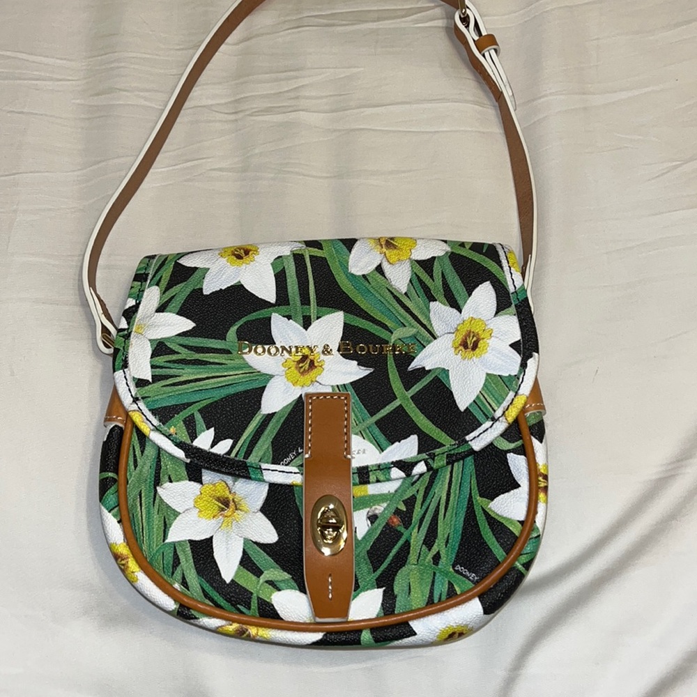 🎉host pick🎉Dooney and Bourke daffodil field purse